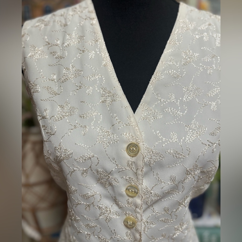 VINTAGE CIIFFORD & WILLIS CREAM VEST TAILORED V-NECK GOLD FLORAL EMBROIDERY TOP - Picture 4 of 6